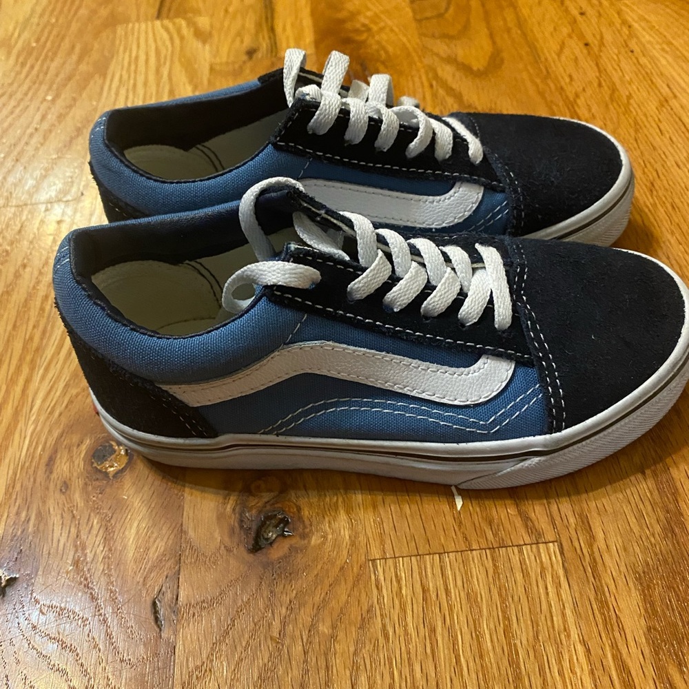 Little Boys Van’s sneakers size 12 in great condition